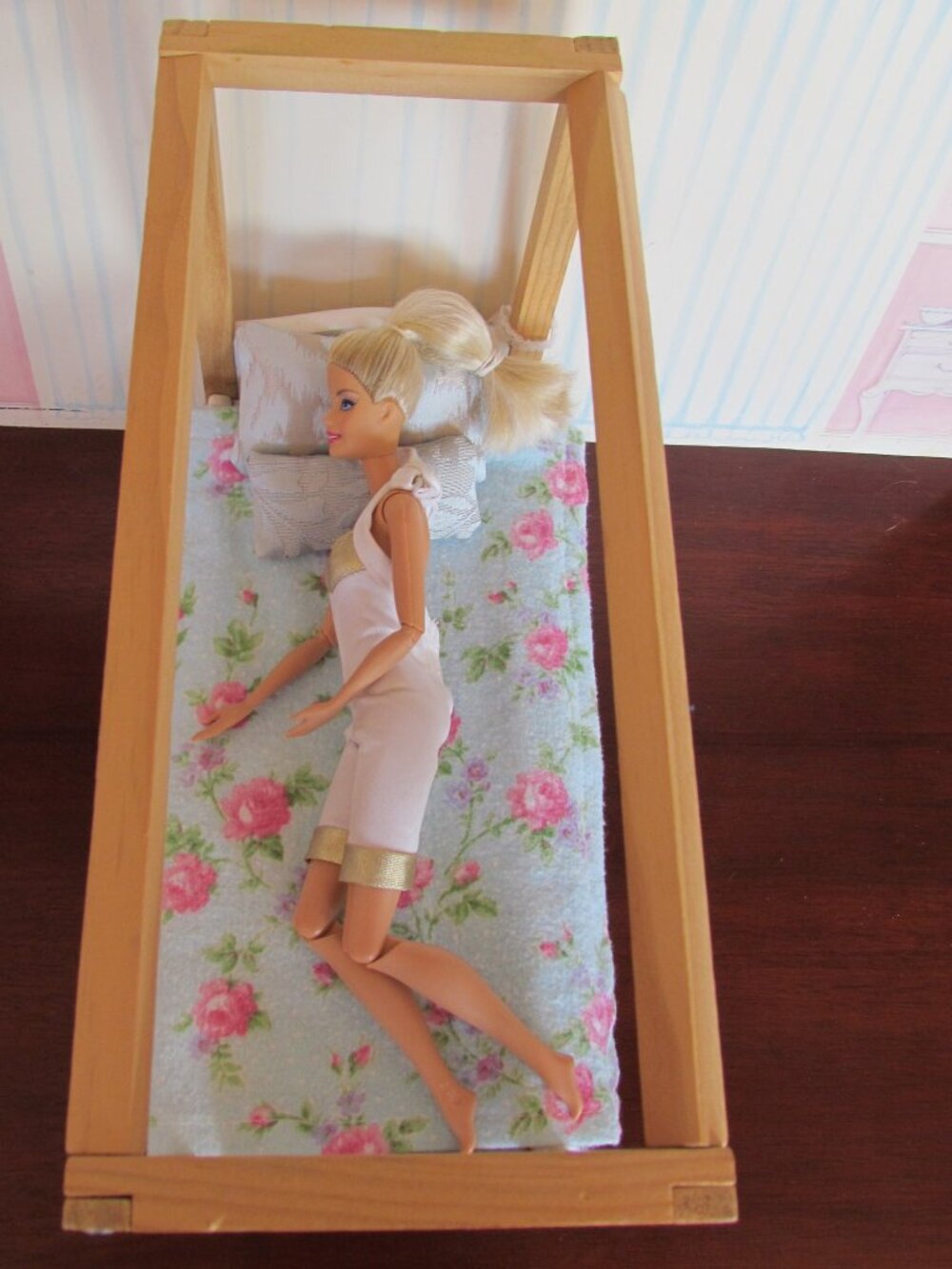 BARBIE SIZE BED, WOOD CANOPY FRAME w SOFT MATTRESS, BEDCLOTHES; PILLOWS BLANKET